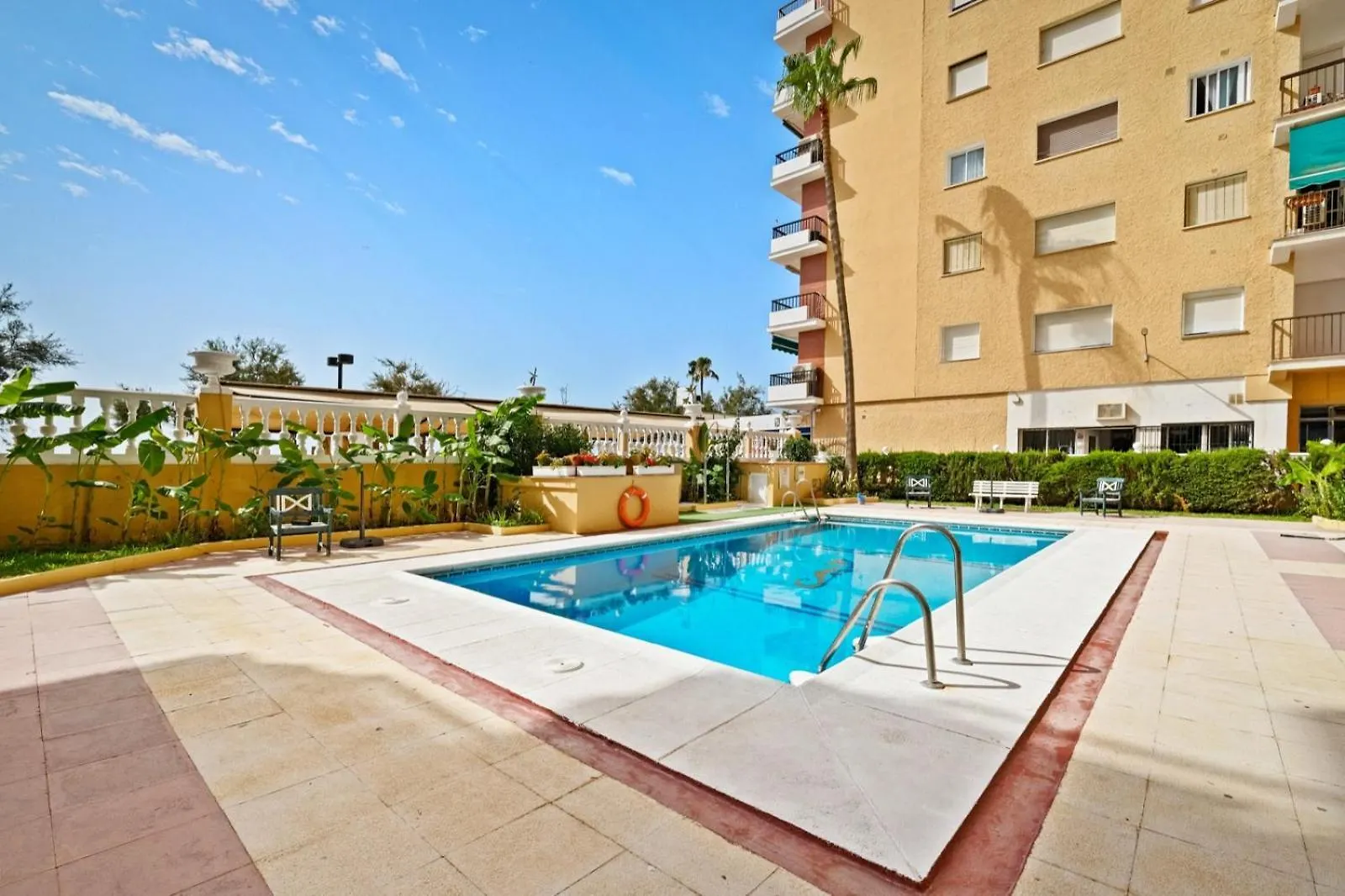 Apartamento Piso con piscina frente a la playa en Fuengirola 0*,  España